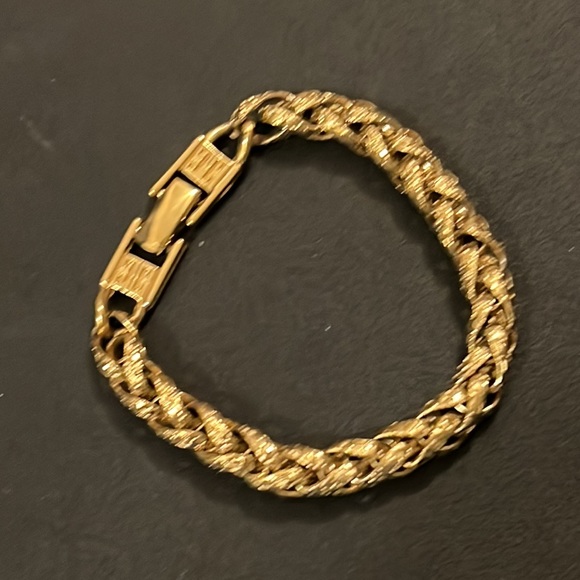 Vintage Givenchy Gold Plated Byzantine Rope Chain Logo Claps Runway Bracelet - Picture 7 of 14